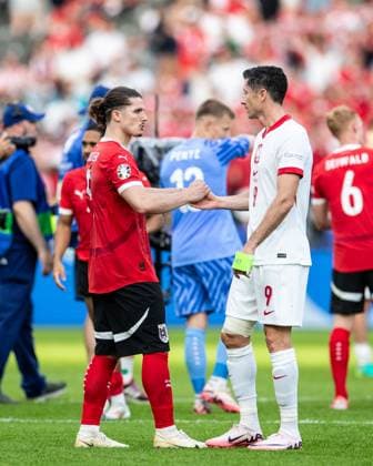 UEFA EURO, EM, Europameisterschaft,Fussball 2024: Polen - Österreich; 21.06.2024 Robert Lewandowski (Polen, 9), Marcel Sabitzer (Österreich, 9) nach dem Spiel UEFA EURO 2024: Polen - Österreich; Olympiastadion, Berlin; 21.06.2024 Copyright: xBEAUTIFULxSPORTS Buriakovx