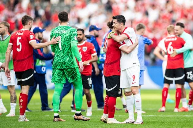 UEFA EURO, EM, Europameisterschaft,Fussball 2024: Polen - Österreich; 21.06.2024 Robert Lewandowski (Polen, 9), Marcel Sabitzer (Österreich, 9) nach dem Spiel UEFA EURO 2024: Polen - Österreich; Olympiastadion, Berlin; 21.06.2024 Copyright: xBEAUTIFULxSPORTS Buriakovx