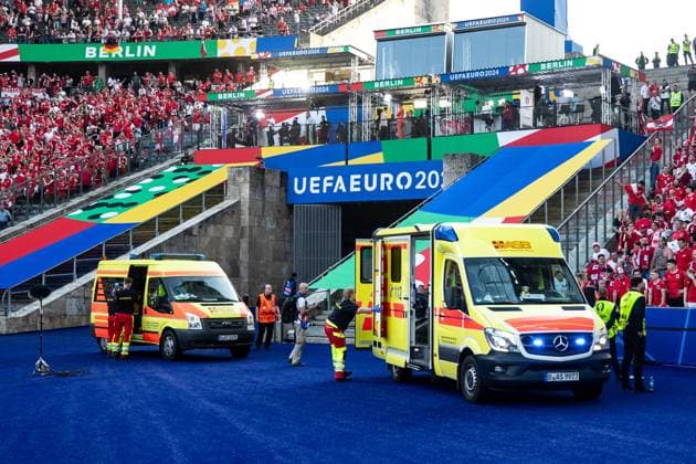 UEFA EURO, EM, Europameisterschaft,Fussball 2024: Polen - Österreich; 21.06.2024 Ambulazewagen, Rettungsdienst nach dem Spiel, Fan ist verletzt. UEFA EURO 2024: Polen - Österreich; Olympiastadion, Berlin; 21.06.2024 Copyright: xBEAUTIFULxSPORTS Buriakovx