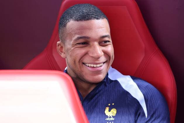 Fußball UEFA EURO, EM, Europameisterschaft,Fussball 2024 Gruppenphase 2. Spieltag Niederlande - Frankreich am 21.06.2024 im Leipzig Stadion in Leipzig Kylian Mbappe ( Frankreich ) auf der Ersatzbank