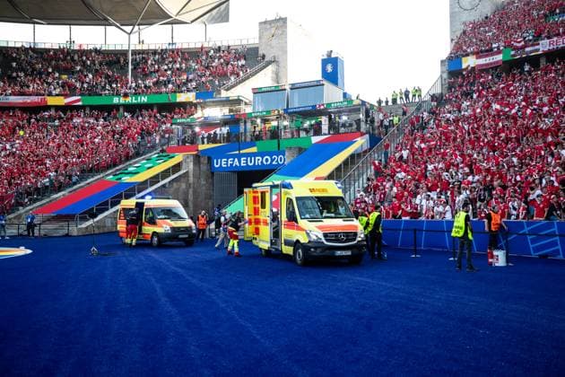 UEFA EURO, EM, Europameisterschaft,Fussball 2024: Polen - Österreich; 21.06.2024 Ambulazewagen, Rettungsdienst nach dem Spiel, Fan ist verletzt. UEFA EURO 2024: Polen - Österreich; Olympiastadion, Berlin; 21.06.2024 Copyright: xBEAUTIFULxSPORTS Buriakovx