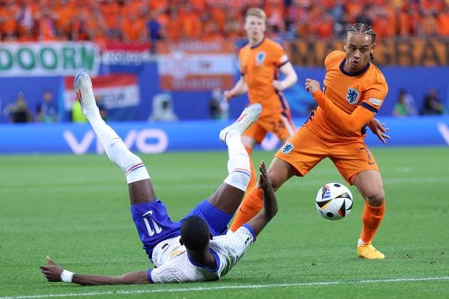 Fußball UEFA EURO, EM, Europameisterschaft,Fussball 2024 Gruppenphase 2. Spieltag Niederlande - Frankreich am 21.06.2024 im Leipzig Stadion in Leipzig Ousmane Dembele ( Frankreich ), links - Jeremie Frimpong ( Niederlande ), rechts