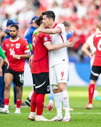 UEFA EURO, EM, Europameisterschaft,Fussball 2024: Polen - Österreich; 21.06.2024 Robert Lewandowski (Polen, 9), Marcel Sabitzer (Österreich, 9) nach dem Spiel UEFA EURO 2024: Polen - Österreich; Olympiastadion, Berlin; 21.06.2024 Copyright: xBEAUTIFULxSPORTS Buriakovx