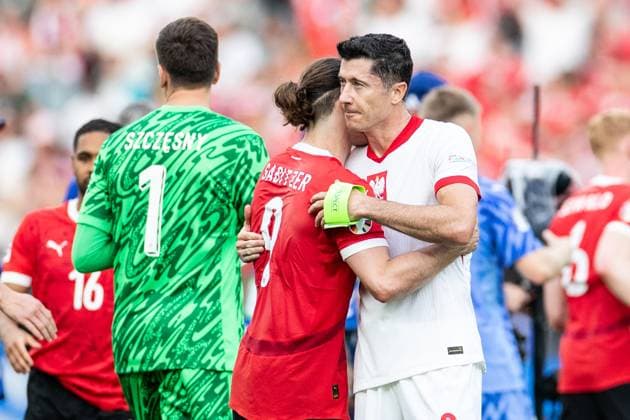UEFA EURO, EM, Europameisterschaft,Fussball 2024: Polen - Österreich; 21.06.2024 Robert Lewandowski (Polen, 9), Marcel Sabitzer (Österreich, 9) nach dem Spiel UEFA EURO 2024: Polen - Österreich; Olympiastadion, Berlin; 21.06.2024 Copyright: xBEAUTIFULxSPORTS Buriakovx