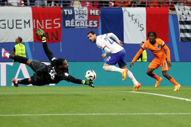 21.06.2024, xtgx, Fussball EM 2024, Niederlande - Frankreich emspor, v.l. Mike Peterson Maignan (Frankreich) Theo Bernard Francois Hernandez (Frankreich) Jeremy Frimpong (Niederlande) Zweikampf, Aktion, action, battle for the ball (DFL DFB REGULATIONS PROHIBIT ANY USE OF PHOTOGRAPHS as IMAGE SEQUENCES and or QUASI-VIDEO) Leipzig