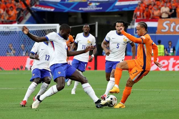21.06.2024, xtgx, Fussball EM 2024, Niederlande - Frankreich emspor, v.l. Dayot Upamecano (Frankreich) Xavi Simons (Niederlande) Zweikampf, Aktion, action, battle for the ball (DFL DFB REGULATIONS PROHIBIT ANY USE OF PHOTOGRAPHS as IMAGE SEQUENCES and or QUASI-VIDEO) Leipzig