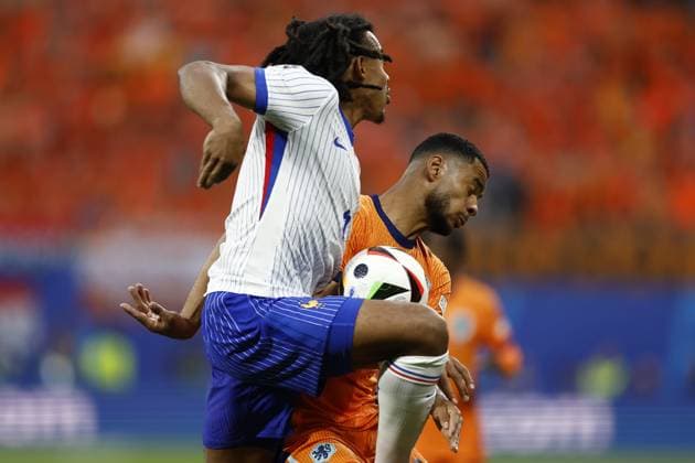 LEIPZIG, Leipzig Stadium ,21-06-2024 , European Football Championship Euro2024, Group stage match no.20 between Netherlands and France, (L-R) France player Jules Kounde, Netherlands player Cody Gakpo Netherlands - France (Euro2024)  x25556051x Copyright: