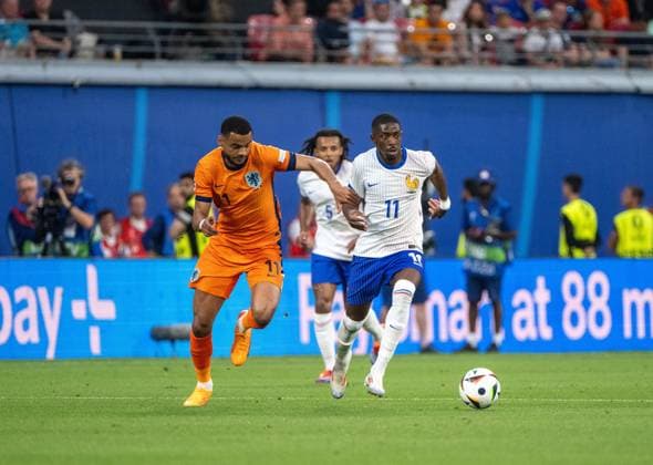 Fussball, Herren, Saison 2023 24, UEFA EURO, EM, Europameisterschaft,Fussball 2024, Gruppe D (2. Spieltag) in Leipzig, Niederlande - Frankreich, v. l. Cody Gakpo (Niederlande), Ousmane Dembele (Frankreich), 21.06. 2024, Copyright: xMatthiasxKochx