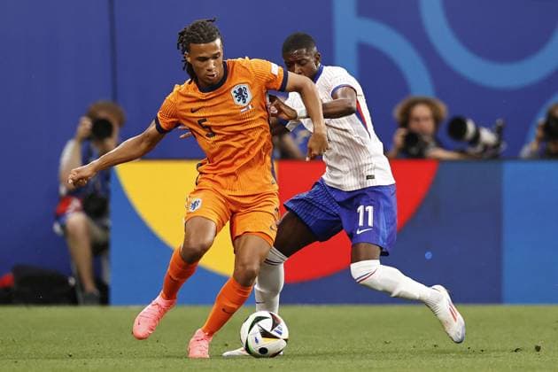 LEIPZIG - (l-r) Nathan Ake of Holland, Ousmane Dembele of France during the UEFA EURO, EM, Europameisterschaft,Fussball 2024 group D match between the Netherlands and France at the Leipzig Stadium on June 21, 2024 in Leipzig, Germany. ANP MAURICE VAN STEEN UEFA EURO 2024 2024 xVIxANPxSportx xxANPxIVx 501702094 originalFilename: 501702094.jpg