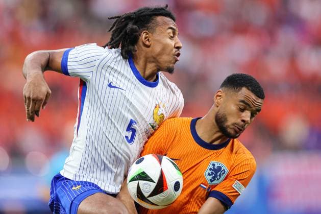 Sport Bilder des Tages Netherlands v France: Group D - UEFA EURO, EM, Europameisterschaft,Fussball 2024 Jules Kounde of France battles for possession with Cody Gakpo of Netherlands during the UEFA EURO 2024 group stage match between Netherlands and France at Football Stadium Leipzig on June 21, 2024 in Leipzig, Germany. SanjinxStrukic PIXSELL