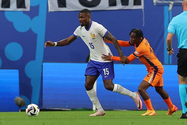 Niederlande - Frankreich UEFA EURO, EM, Europameisterschaft,Fussball 2024 Leipzig, 21.06.2024, Leipzig Stadium, UEFA EURO 2024 Germany , Gr. D Vorrunde , Niederlande - Frankreich , Im Bild v.l.: Marcus Thuram (15, Frankreich) und Jeremie Frimpong (12, Niederlande) ,