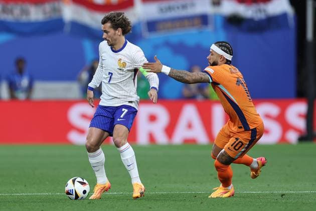 Fußball UEFA EURO, EM, Europameisterschaft,Fussball 2024 Gruppenphase 2. Spieltag Niederlande - Frankreich am 21.06.2024 im Leipzig Stadion in Leipzig Antoine Griezmann ( Frankreich ), links - Memphis Depay ( Niederlande ), rechts