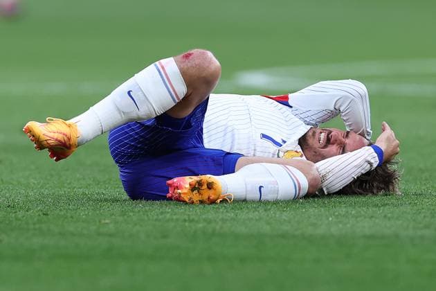 Sport Bilder des Tages Fußball UEFA EURO, EM, Europameisterschaft,Fussball 2024 Gruppenphase 2. Spieltag Niederlande - Frankreich am 21.06.2024 im Leipzig Stadion in Leipzig Antoine Griezmann ( Frankreich ) verletzt am Boden