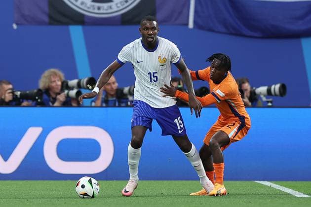 Fußball UEFA EURO, EM, Europameisterschaft,Fussball 2024 Gruppenphase 2. Spieltag Niederlande - Frankreich am 21.06.2024 im Leipzig Stadion in Leipzig Marcus Thuram ( Frankreich ), links - Jeremie Frimpong ( Niederlande ), rechts