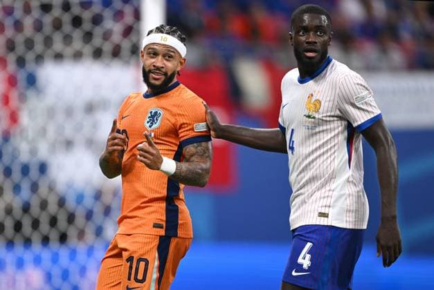 Fussball Euro 2024 Gruppe D 21.06.2024 Niederlande - Frankreich Memphis Depay (li, Niederlande) gegen Dayot Upamecano (re, Frankreich)