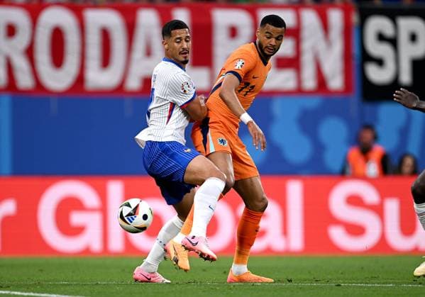 Fussball Euro 2024 Gruppe D 21.06.2024 Niederlande - Frankreich William Saliba (li, Frankreich) gegen Cody Gakpo (re, Niederlande)