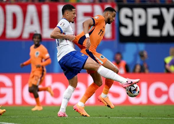 Fussball Euro 2024 Gruppe D 21.06.2024 Niederlande - Frankreich William Saliba (li, Frankreich) gegen Cody Gakpo (re, Niederlande)