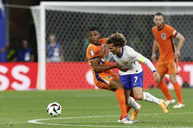 LEIPZIG, Leipzig Stadium ,21-06-2024 , European Football Championship Euro2024, Group stage match no.20 between Netherlands and France, (L-R) Netherlands player Denzel Duimfries, France player Antoine Griezmann Netherlands - France (Euro2024)  x25556171x Copyright:
