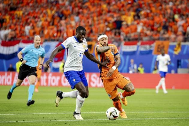 LEIPZIG - Dayot Upamecano of France and Memphis Depay of Holland (l-r) during the UEFA EURO, EM, Europameisterschaft,Fussball 2024 group D match between the Netherlands and France at the Leipzig Stadium on June 21, 2024 in Leipzig, Germany. ANP KOEN VAN WEEL UEFA EURO 2024 2024 xVIxANPxSportx xxANPxIVx 501703543 originalFilename: 501703543.jpg