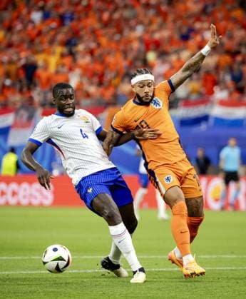 LEIPZIG - Dayot Upamecano of France and Memphis Depay of Holland (l-r) during the UEFA EURO, EM, Europameisterschaft,Fussball 2024 group D match between the Netherlands and France at the Leipzig Stadium on June 21, 2024 in Leipzig, Germany. ANP KOEN VAN WEEL UEFA EURO 2024 2024 xVIxANPxSportx xxANPxIVx 501703627 originalFilename: 501703627.jpg