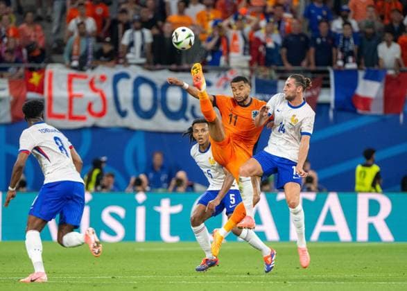Fussball, Herren, Saison 2023 24, UEFA EURO, EM, Europameisterschaft,Fussball 2024, Gruppe D (2. Spieltag) in Leipzig, Niederlande - Frankreich, v. l. Aurelien Tchouameni (Frankreich), Jules Kounde (Frankreich), Cody Gakpo (Niederlande), Adrien Rabiot (Frankreich), 21.06. 2024, Copyright: xMatthiasxKochx