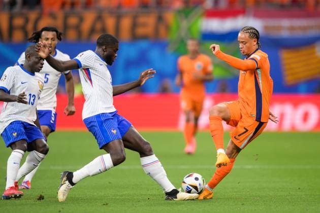 Fußball, UEFA EURO, EM, Europameisterschaft,Fussball 2024, 20240621, Niederlande - Frankreich. Im Bild Dayot UPAMECANO (Frankreich, 4) und Xavi SIMONS (Niederlande, 7) Zweikampf Ball. Leipzig Leipzig Stadium Sachsen Deutschland Copyright: Passion2Press MarkusxFischerx