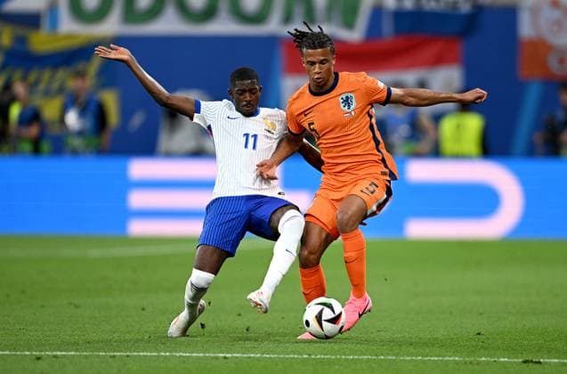 Fussball Euro 2024 Gruppe D 21.06.2024 Niederlande - Frankreich Ousmane Dembele (li, Frankreich) gegen Nathan Ake (re, Niederlande)
