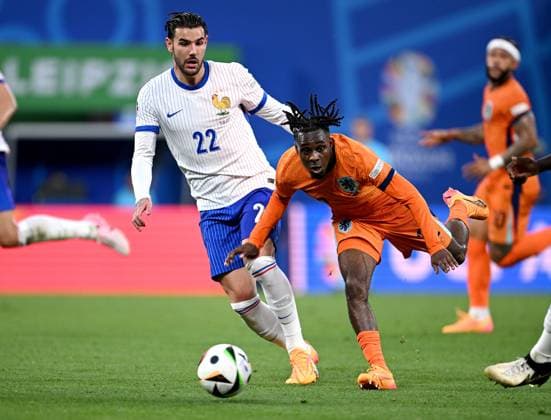 Fussball Euro 2024 Gruppe D 21.06.2024 Niederlande - Frankreich Theo Hernandez (li, Frankreich) gegen Jeremie Frimpong (re, Niederlande)
