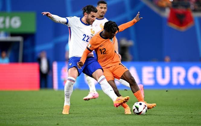 Fussball Euro 2024 Gruppe D 21.06.2024 Niederlande - Frankreich Theo Hernandez (li, Frankreich) gegen Jeremie Frimpong (re, Niederlande)