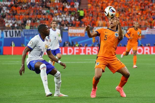 Niederlande - Frankreich UEFA EURO, EM, Europameisterschaft,Fussball 2024 Leipzig, 21.06.2024, Leipzig Stadium, UEFA EURO 2024 Germany , Gr. D Vorrunde , Niederlande - Frankreich , Im Bild v.l.: Ousmane Dembele (11, Frankreich) und Nathan Ake (5, Niederlande) ,