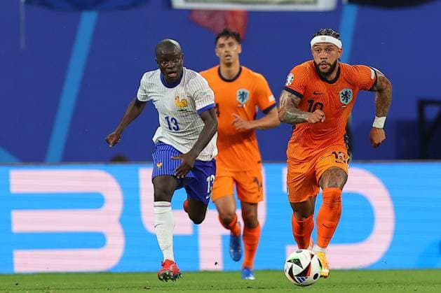 Niederlande - Frankreich UEFA EURO, EM, Europameisterschaft,Fussball 2024 Leipzig, 21.06.2024, Leipzig Stadium, UEFA EURO 2024 Germany , Gr. D Vorrunde , Niederlande - Frankreich , Im Bild v.l.: N Golo Kante (13, Frankreich) und Memphis Depay (10, Niederlande) ,