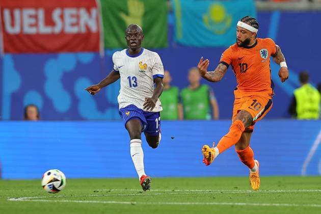 Niederlande - Frankreich UEFA EURO, EM, Europameisterschaft,Fussball 2024 Leipzig, 21.06.2024, Leipzig Stadium, UEFA EURO 2024 Germany , Gr. D Vorrunde , Niederlande - Frankreich , Im Bild v.l.: N Golo Kante (13, Frankreich) und Memphis Depay (10, Niederlande) ,