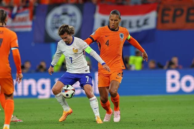 Niederlande - Frankreich UEFA EURO, EM, Europameisterschaft,Fussball 2024 Leipzig, 21.06.2024, Leipzig Stadium, UEFA EURO 2024 Germany , Gr. D Vorrunde , Niederlande - Frankreich , Im Bild v.l.: Antoine Griezmann (7, Frankreich) und Virgil van Dijk (4, Niederlande) ,