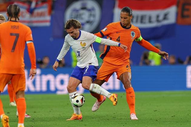 Niederlande - Frankreich UEFA EURO, EM, Europameisterschaft,Fussball 2024 Leipzig, 21.06.2024, Leipzig Stadium, UEFA EURO 2024 Germany , Gr. D Vorrunde , Niederlande - Frankreich , Im Bild v.l.: Antoine Griezmann (7, Frankreich) und Virgil van Dijk (4, Niederlande) ,