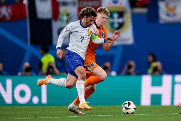 UEFA EURO 2024: Niederlande - Frankreich; 21.06.2024 Zweikampf Antoine Griezmann (Frankreich, 7), Jerdy Schouten (Niederlande, 24) UEFA EURO 2024: Niederlande - Frankreich; Leipzig Stadium, Leipzig am 21.06.2024 Copyright: xBEAUTIFULxSPORTS Wunderlx