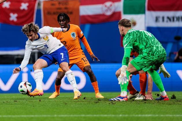 UEFA EURO 2024: Niederlande - Frankreich; 21.06.2024 Zweikampf Antoine Griezmann (Frankreich, 7), Jeremie Agyekum Frimpong (Niederlande, 12) UEFA EURO 2024: Niederlande - Frankreich; Leipzig Stadium, Leipzig am 21.06.2024 Copyright: xBEAUTIFULxSPORTS Wunderlx