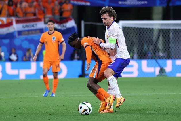 Fußball UEFA EURO, EM, Europameisterschaft,Fussball 2024 Gruppenphase 2. Spieltag Niederlande - Frankreich am 21.06.2024 im Leipzig Stadion in Leipzig Jeremie Frimpong ( Niederlande ), links - Antoine Griezmann ( Frankreich ), rechts