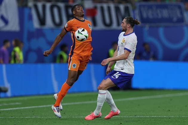 Fußball UEFA EURO, EM, Europameisterschaft,Fussball 2024 Gruppenphase 2. Spieltag Niederlande - Frankreich am 21.06.2024 im Leipzig Stadion in Leipzig Denzel Dumfries ( Niederlande ), links - Adrien Rabiot ( Frankreich ), rechts