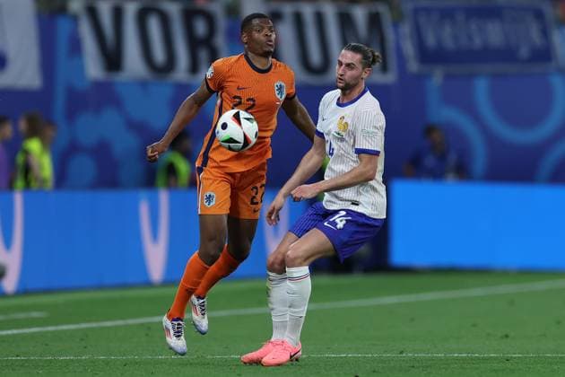 Fußball UEFA EURO, EM, Europameisterschaft,Fussball 2024 Gruppenphase 2. Spieltag Niederlande - Frankreich am 21.06.2024 im Leipzig Stadion in Leipzig Denzel Dumfries ( Niederlande ), links - Adrien Rabiot ( Frankreich ), rechts