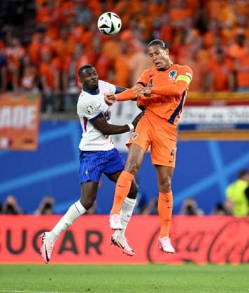 Fussball Euro 2024 Gruppe D 21.06.2024 Niederlande - Frankreich Marcus Thuram (li, Frankreich) gegen Virgil van Dijk (re, Niederlande)