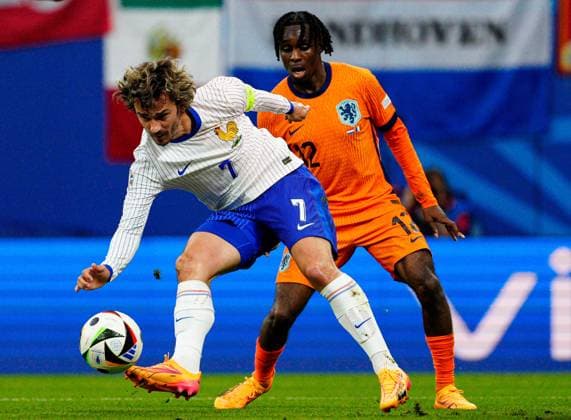 Antoine Griezmann of France miss kicks a goal scoring opportunity Netherlands v France, UEFA European Championship, EM, Europameisterschaft 2024, Group D, Football, Leipzig Stadium, Leipzig, Germany, 21 Jun 2024 EDITORIAL USE ONLY No use with unauthorised audio, video, data, fixture lists, club league logos or live services. Online in-match use limited to 120 images, no video emulation. No use in betting, games or single club league player publications. Copyright: xDavexShopland Shutterstockx 14543880dc