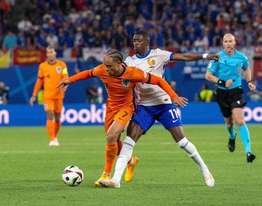 Fussball, Herren, Saison 2023 24, UEFA EURO, EM, Europameisterschaft,Fussball 2024, Gruppe D (2. Spieltag) in Leipzig, Niederlande - Frankreich, v. l. Xavi Simons (Niederlande), Ousmane Dembele (Frankreich), 21.06. 2024, Copyright: xMatthiasxKochx