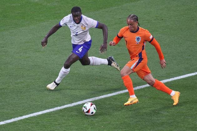 Leipzig, Sachsen, Deutschland, 21.06.2024: Red Bull Arena: Fußball-EM 2024, Gruppe D, Niederlande - Frankreich: Dayot Upamecano (4, Frankreich) und Xavi Simons (7, Niederlande) Copyright: xdtsxNachrichtenagenturx dts_41201