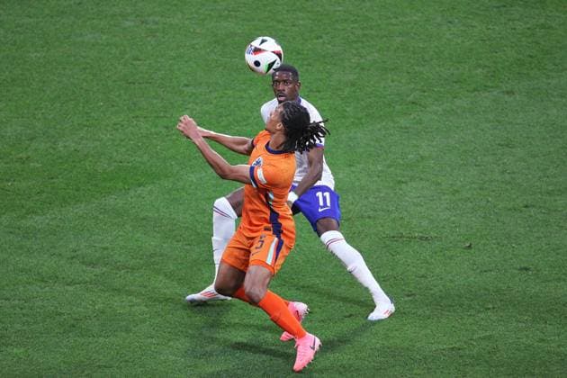 Leipzig, Sachsen, Deutschland, 21.06.2024: Red Bull Arena: Fußball-EM 2024, Gruppe D, Niederlande - Frankreich: Ousmane Dembélé (11, Frankreich) und Nathan Aké (5, Niederlande) Copyright: xdtsxNachrichtenagenturx dts_41202