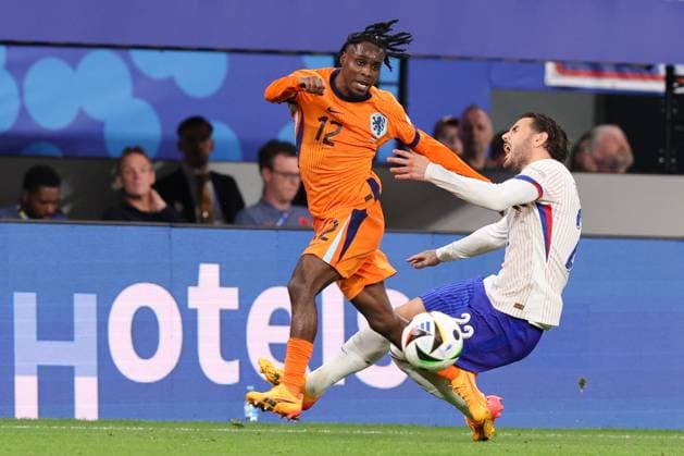 2024-06-21 Netherlands v France - Group D - UEFA EURO, EM, Europameisterschaft,Fussball 2024 LEIPZIG, GERMANY - JUNE 21: Jeremy Frimpong of the Netherlands battles for the ball with Theo Hernandez of France during the Group D - UEFA EURO 2024 match between Netherlands and France at Red Bull Arena on June 21, 2024 in Leipzig, Germany. (Photo by Peter Lous BSR Agency) Leipzig Germany Content not available for redistribution in The Netherlands directly or indirectly through any third parties. Copyright: xBSRxAgencyx