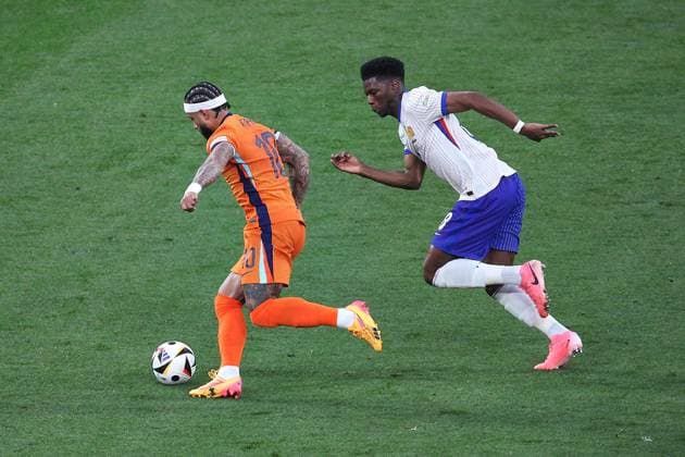 Leipzig, Sachsen, Deutschland, 21.06.2024: Red Bull Arena: Fußball-EM 2024, Gruppe D, Niederlande - Frankreich: Memphis Depay (10, Niederlande) wird von Aurélien Tchouaméni (8, Frankreich) verfolgt Copyright: xdtsxNachrichtenagenturx dts_41210