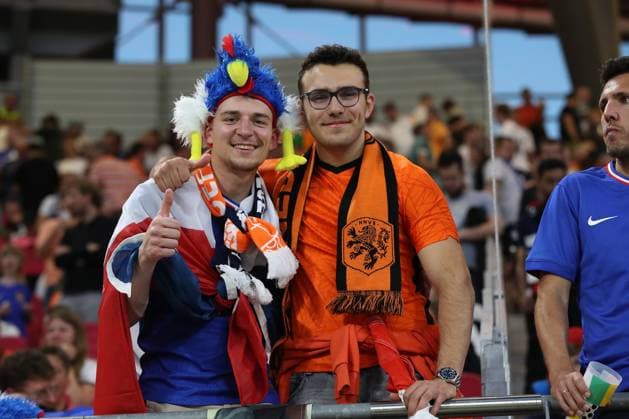 21.06.2024, xtgx, Fussball EM 2024, Niederlande - Frankreich emspor, v.l. Franzöischer und Niederländischer Fan (DFL DFB REGULATIONS PROHIBIT ANY USE OF PHOTOGRAPHS as IMAGE SEQUENCES and or QUASI-VIDEO) Leipzig