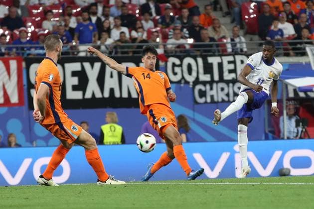 21.06.2024, xtgx, Fussball EM 2024, Niederlande - Frankreich emspor, v.l. Tijjani Reijnders (Niederlande) Masour Ousmane Dembele (Frankreich) Zweikampf, Aktion, action, battle for the ball (DFL DFB REGULATIONS PROHIBIT ANY USE OF PHOTOGRAPHS as IMAGE SEQUENCES and or QUASI-VIDEO) Leipzig