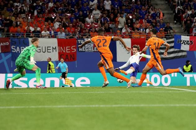 21.06.2024, xtgx, Fussball EM 2024, Niederlande - Frankreich emspor, v.l. Bart Verbruggen (Niederlande) Denzel Dumfries (Niederlande) Antoine Griezmann (Frankreich) Tijjani Reijnders (Niederlande) Zweikampf, Aktion, action, battle for the ball (DFL DFB REGULATIONS PROHIBIT ANY USE OF PHOTOGRAPHS as IMAGE SEQUENCES and or QUASI-VIDEO) Leipzig