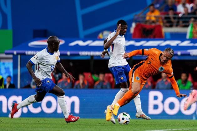 UEFA EURO 2024: Niederlande - Frankreich; 21.06.2024 Zweikampf Masour Ousmane Dembele (Frankreich, 11), Xavi Quentin Shay Simons (Niederlande, 7) UEFA EURO 2024: Niederlande - Frankreich; Leipzig Stadium, Leipzig am 21.06.2024 Copyright: xBEAUTIFULxSPORTS Wunderlx